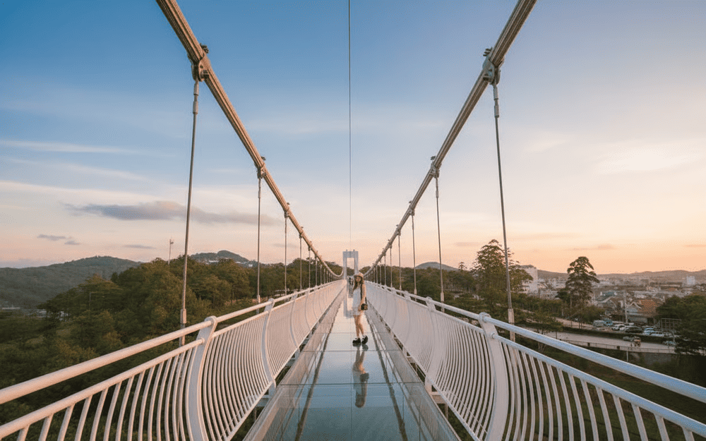 Cầu k&iacute;nh ng&agrave;n th&ocirc;ng với khung cảnh xanh thẳm l&agrave; g&oacute;c chụp độc đ&aacute;o, mang đến những bức ảnh đầy ấn tượng